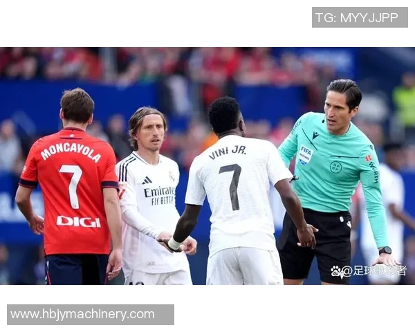 西甲激战：那不勒斯大胜AC米兰帽子戏法引发争议判罚热议